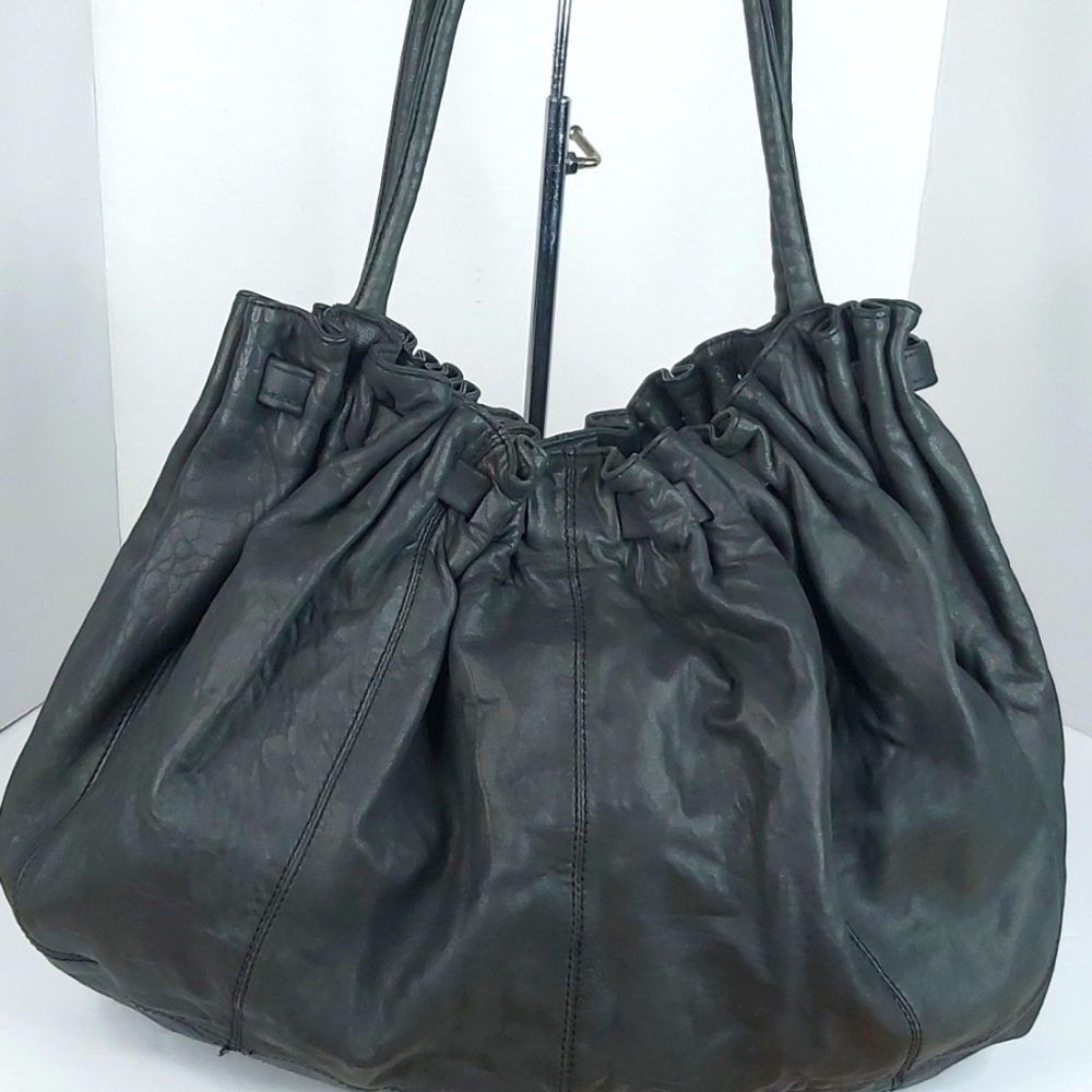 ADRIENNE VITTADINI Lambs Leather black satchel black/ Gray.